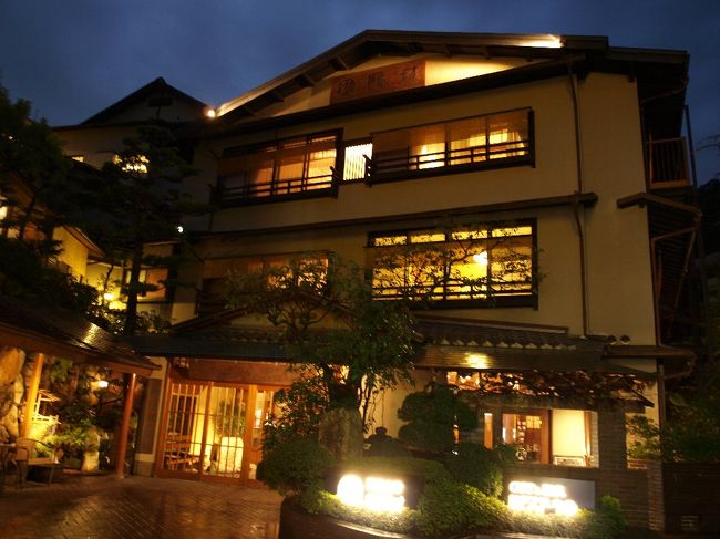 4travel初投稿の旅行記は「有馬温泉と徳島・鳴門の旅2泊3日」。<br />...一体なんちゅー組み合わせな旅なんでしょう。(笑)<br />フツーは「京都・大阪・神戸」で組み合わせる旅なんでしょうけど、<br />そんなことはおかまいなしのマッスゥー。<br /><br />しかも今回の旅行、関西旅行の王道でもある神戸市内観光は<br />基本的にスルー!!! 神戸市内は1日目のランチとずばり高速バスの乗換用途のみ。。。いやぁなんたる暴挙。。(汗)<br />(...といえど、有馬温泉も神戸市内であったことは旅行当日に気づいたんですが。。。)<br /><br />結果、ヒジョーーーに満足な旅となりましたよ〜。<br />皆さんも是非!!<br /><br />まずは1日目:神戸ランチと有馬温泉の巻。<br /><br />★2日目の旅行記はこちら<br />http://4travel.jp/traveler/grogro0484/album/10285541/<br /><br />★3日目の旅行記はこちら<br />http://4travel.jp/traveler/grogro0484/album/10286651/<br /><br />