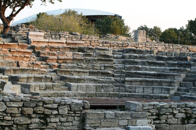 2008秋、トルコ旅行記2(8/47)：10月16日(3)：トロイ遺跡、遺跡の九層の地層、石畳、石窯、屋外劇場