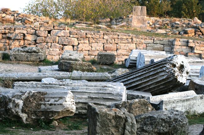 2008秋、トルコ旅行記2(9/47)：10月16日(4)：トロイ遺跡、石柱遺物、尖底土器、再度・トロイの木馬