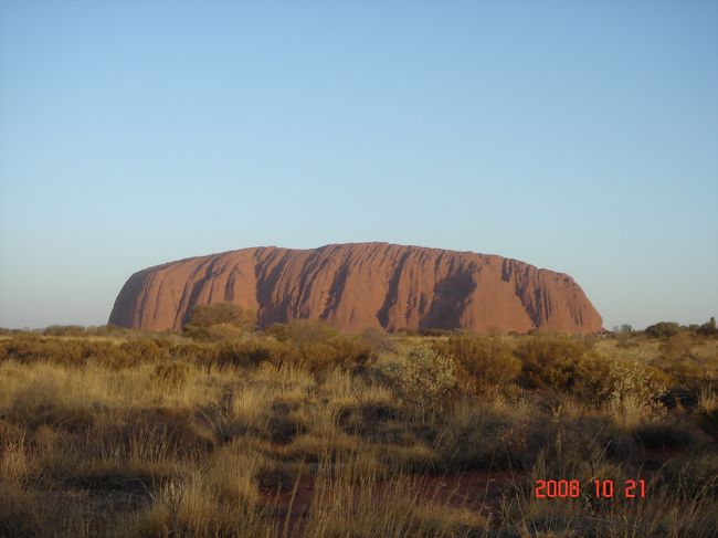１０月１３日からオーストラリア・パース→エアーズロック→ケアンズ（パームコーブ）へ１０日間一人旅に行ってきました！<br /><br />　◎Uluru　＆　Kata-Tjuta：アボリジニが『ウルル』と呼ぶ、世界最大級の一枚岩、エアーズロック。<br />そして３６もの巨大なドーム岩が集まった『カタ・ジュタ』（オルガ岩群）<br />広大な砂漠に突如出現し、神秘的な姿を見せるこれらの巨岩は世界遺産にも登録されているのも納得！！！<br /><br />英語のツアーに参加しようと思っていましたが、やはりここはちゃんと日本語でアボリジニの歴史を勉強しようと思い、日本語ツアーにしました。予想と反して多くの日本人客に驚きましたが、APTツアーの方の説明が分かりやすい説明と豪華なサービスで安心して参加できました。<br /><br />また私はパースからのフライトの都合で２泊しなくてはならないプランでしたが、そのおかげで逆にゆっくりできてよかったです。他の参加の方たちは日本からシドニーやケアンズ経由でエアースロックに直接来て、そのままサンセットツアー＋翌日早朝サンセットツアー、そのままフライトという強行で来ていた人もいて、バスの中ではただただ熟睡していました。もったいない！<br />是非２泊してゆっくりウルルツアーに参加することをオススメしますっ！！！<br />（パッケージツアーだと仕方ないのかもしれませんが・・）<br /><br />【滞在ホテル】The Lost Camel ザ・ロストキャメル<br /><br />【オーストラリア＄１＝８０円（２００８年１０月）】<br /><br />