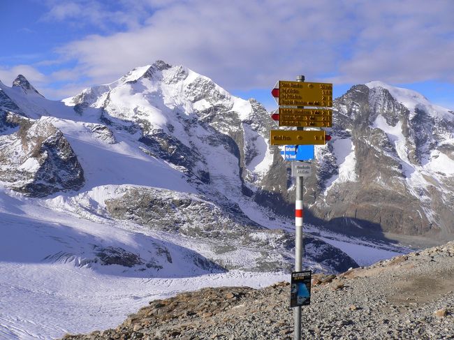 サンモリッツからベルニナアルプスの山々を見たいと思い、ディアボレッツァ展望台にロープウェイで登り360度の素晴らしいパノラマを見る事が出来ました。<br /><br />朝早くからロープウェイで山頂に登り、最高に良いお天気で360℃ベルニナ山群がパノラマ展望が実現出来ました。<br /><br />後日、ベルニナ特急の中からこの登山駅・ベルニナ・ディアボレッツァを通った時は、山に雲が掛かり．．．<br />おそらく山頂での360℃パノラマも厳しかったのでは？？と思い<br />つくづく、天気に恵まれ良かったと！！<br />