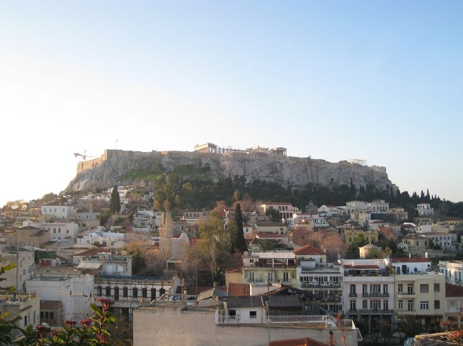 ママが中学の頃からず〜っと見たかったというアテネのパルテノン神殿。その神殿がある街、ｱﾃﾈに行ってきました！時間がないので1日だけしか時間をとってなかったんですが、そんな時に限ってBAが5〜6時間遅れてしまったために1日目は観光できず仕舞い…<br />（／＿・。）<br />でも、すっごく素敵な街でまた行きたくなっちゃいました☆