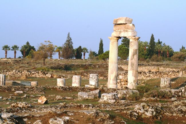2008秋、トルコ旅行記2(17/47)：10月17日(2)：パムッカレ･ヒエラポリス、ヒエラポリス遺跡、城壁、石柱