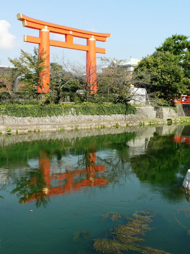 京都国立近代美術館（きょうとこくりつきんだいびじゅつかん）は、岡崎公園内にある美術館で１９６３年に京都市勧業館別館を改装し、「国立近代美術館京都分館」として開館、１９６７年に「京都国立近代美術館」、１９８６年に槇文彦（まき ふみひこ１９２８年− ）による設計で新館が完成している。京都を中心に関西・西日本の美術に比重を置いているがパブロ・ピカソ（１８８１−１９７３年）、藤田 嗣治（ふじた つぐはる１８８６−１９６８年）などの近代画も展示している。フラッシュを使わなければ写真撮影が許される。<br />京都市美術館（きょうとしびじゅつかん）は京都国立近代美術館の向かいにあり１９３３年前田健二郎（まえだけんじろう１８９２−１９７５年）の設計で開館。公立美術館としては東京都美術館に次ぎ日本で二番目という伝統ある美術館だ。京都は古都としての魅力があることはもちろんだが、充実した博物館や美術館が多く、文化を大切にする街であることも魅力だ。<br />（写真は京都国立近代美術館前の琵琶湖疏水に映える平安神宮の大鳥居）<br />