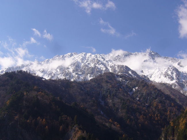 あこがれの立山アルペンルートに３連休を利用して行ってきました！<br /><br />早朝の富山駅を出発して、強行にはなりましたが、１日で扇沢まで制覇しました。<br />室堂周辺は雪であまり行動できなかったですけど、黒部湖では満喫できる時間を過ごしました。<br /><br />良かったら見ていってください！