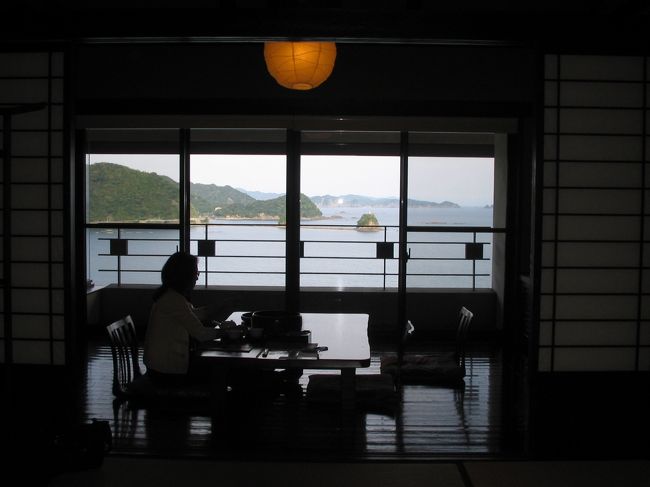 １０月３０日〜１１月２日まで３泊４日の四国旅行です。<br /><br />神戸から淡路鳴門道を経由して、休みながら、ゆっくり運転して約６時間ぐらい・・・午後２時に一泊目の宿「黒潮本陣」に到着しました。<br /><br />チェックインは３時です。それでも玄関などの写真を撮っている間に部屋に入れるようにしていただきました。<br /><br />フロントの男性の方も笑顔で感じが良かったし、公共の宿（町営）なのに部屋係の方がおられて、その女性の方も笑顔で感じが良かったです。<br /><br />「黒潮本陣」・・・大変清潔で雰囲気の有る良い宿でした。町営！なかなかやるなー！＾＾<br /><br />