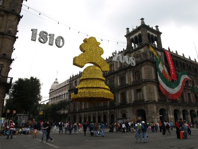 暑い、熱い国メキシコの８日間のツアー<br />しかもツアー期間中の9月16日は、メキシコの独立記念日という事でどんだけ盛り上がっているのか楽しみにして、いざスタートと思ったらいきなりトラブル、、、<br />成田から出発が出来ない<br />14:55発が16:00に変更に。<br />と思ったら今度は、18:00に。<br />「え〜」と思っていたら22:00に。<br />「うそ〜」と思ってたら22:45に。<br />「成田は、23:00までだよ」と耳にしたと思ったら翌日9:00に。<br />しかも連休前だったのと、台北行が台風でキャンセルで成田周辺のホテルはとれなくて新宿に・・・<br />「やっと出発出来るぞ」と思って成田に着くと出発は、12:00に。<br />「もう信じないぞ」と思っていたら・・・やっと飛んだ。ふ〜(-_-;)ヤレヤレ<br /><br />今回はツアーの旅行で、途中メキシコシティからメリダまで国内線での移動があり、これは変更出来ないためメキシコシティ（ブエブラ観光含む）の観光が２日間のところ１日プラスちょっとに。<br />しかも、９月１６日はメキシコの独立記念日で、街中お祭りモード。<br />よって交通規制もあり観光はよりハードに・・・<br />国立人類額博物館の見学は、１時間程度に<br />ティオティワカンの観光がなんと10分。<br />しかも閉館後に？・・・（ガイドの交渉のおかげらしい）<br />ガイドに「観光客がいないティオティワカン遺跡は、普通だと見れないよ。」と言われても、近寄れず、登れずだと、どっちがいいんだか、、、まあ一応貴重な経験か?<br />