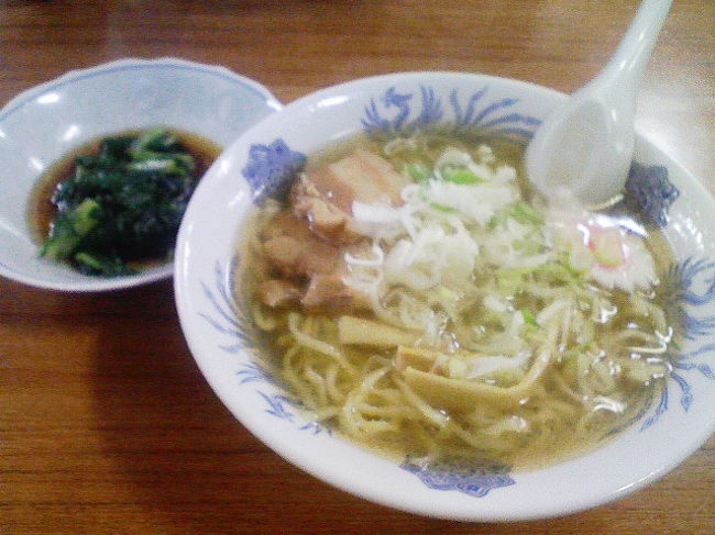 今日は、喜多方ラーメンを食べに行ってきました！<br />それも３軒はしごです。<br /><br />まず１軒めは「赤れんが」というお店。<br />街中から車で５分くらいのところなんですが<br />車がなかったら、どうやって来るの〜？って<br />思ってしまうような場所にありました。<br /><br />で、肝心の食べた感想なんですが<br />！<br />まず一口すすったスープのうまいこと！<br />雑味がなくて、澄んでることこのうえなし。<br />思わず、美味しんぼの登場人物のように<br />「ほう、これは・・・！」<br />とうなってしまいました。<br />麺も、喜多方ラーメンに特徴の<br />太くて縮れた麺で、スープがよくからみます。<br />全体的に言って100点満点つけてあげてもいいかな<br />というくらいおいしかったです。<br />（あ、空腹だったということもあったかもしれませんが）<br /><br />2件目は「まるや」<br />喜多方市内にあります。<br />こちらもスープはさっぱり系ですが<br />やや、赤れんがに比べると醤油の風味が濃厚。<br />でも、おいしかったです。<br /><br />そして、満腹の腹をかかえて3軒目は「あべ食堂」<br />3時閉店ぎりぎりに入っての3杯目。<br />スープはさらに濃くなったかんじ<br />でも、麺はやっぱり縮れ麺。<br />やはりおいしかったです。<br /><br />喜多方はどこもはずれがないかんじ。<br />しかもどの店もチャーシューがおいしい＾＾<br />大満足の一日でした。<br /><br /><br /><br />