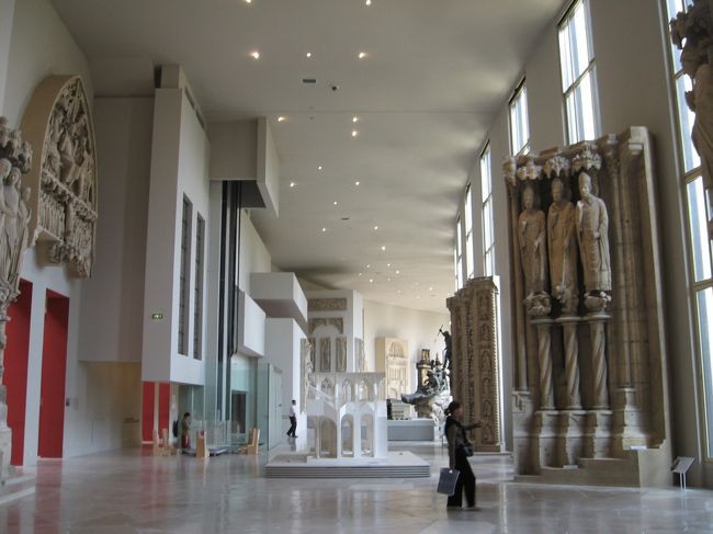 ロマネスクから現代建築まで・シャイヨー宮殿に≪フランス建築・文化遺産都市≫誕生〔2〕は、ゴシック編です。<br /><br />〔1〕でも書きましたが、1階展示室ギャルリー・デ・ムラージュ(鋳造複製品展示スペース)は「ダヴュー」「カルリュ」の二つの展示室から構成されています。<br />表紙写真の展示室はゴシック様式の大聖堂、教会の門、彫刻、建物が展示されている「カルリュ」。<br />明るくモダンな展示室になっています。<br /><br />ゴシックの展示品はロマネスクよりさらに多かったのですが、疲れてしまった私は写真を撮る気力がなくなってしまったため、旅行記〔1〕のロマネスクよりも写真は少なくなってしまいました。<br /><br />見落とした展示品もたくさんあり、確認したい作品もあるのでいつかパリに行ったらもう一度≪フランス建築・文化遺産都市≫をゆっくり見学したいと思います。