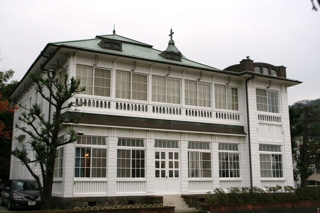 神奈川県三浦郡葉山町にある旧東伏見宮別邸を訪ねました。<br /><br />この日はコンサ―トと見学会が開催され、普段は見学することができない邸内を見ることができました。<br /><br />東伏見宮別邸は1914年（大正３）に建設。1894年（明治27）に葉山御用邸が落成したのと前後して、有栖川宮別邸（1913年に高松宮別邸として継承）、北白川宮別邸等が相次いで建てられました。東伏見宮家は、1910年から逗子に別荘を持っていましたが、別邸竣工とともにこれまでの別荘を葉山に移しました。<br /><br />大正期になると、華族、政治家、財界人、官僚等の別荘が増え、葉山は別荘地となりました。<br /><br />東伏見宮別邸は葉山にあった宮家別荘の中で、建設当時の姿を残し、明治期の宮廷洋風建築の雰囲気を保持する唯一の遺構です。