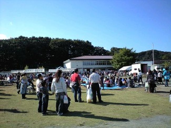 神奈川県厚木市愛名やまゆり園でのクレープ、焼き鳥、あげぱん移動販売ケータリングカー出店の様子です。<br /><br />こちらは障害者施設で、毎年2回行われているお祭りです。<br />いつも多くの地元の方や関係者が来られてにぎわっています。<br /><br />http://sound.jp/dream-group/sp.html<br />http://www.geocities.jp/doramaphoto/