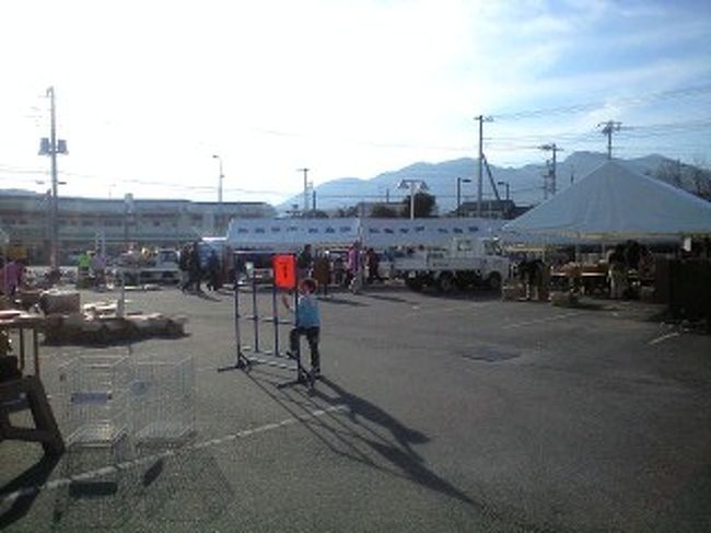 神奈川県厚木市のJA厚木紅梅学園のお祭りでクレープ移動販売ケータリングカー出店の様子です。<br /><br />他にもスタッフの方が出しているお店が沢山ならび、DJ風のアナウンスがずっと流れ、初めから終わりまで、沢山のお客様でにぎわっていました。<br /><br />http://sound.jp/dream-group/sp.html<br />http://www.geocities.jp/doramaphoto/