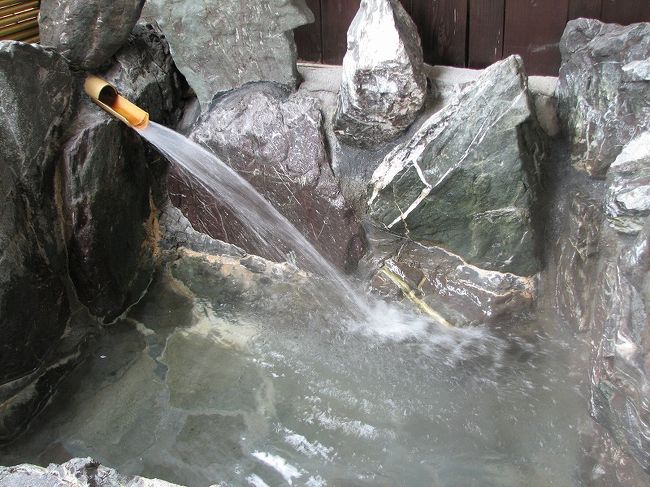 今夏に入院していた母が9月に退院して元気になったので気分転換しに越後湯沢の温泉に2泊3日で行ってきました。<br />このホテルにしたのは4トラベラーの「D&Tさんの旅行記」を見たからです。<br />温泉も食事も良くてD&Tさんに感謝です。<br />「石打ユングパルナス」は<br />洋室にはありませんが、和室には全ての部屋に露天風呂が付いてます。<br />自分でお湯をはらなければなりませんでしたので1回だけ入りましたが、やっぱり、いつでも直ぐ入れる大露天風呂に滞在中5回も入りました。<br />色々な薬草が入ってる「薬湯」が母も私も一番気に入りました。<br />御馳走を食べて出っ張ったお腹を塩サウナでマッサージしたり、肩こりなので打たせ湯したり、ジェットバスの温泉三昧してきました。<br /><br />日帰り入浴のお客さんもいて、何時行っても人がお風呂に人がいたので大露天風呂の写真は撮れませんでした。<br />D&Tさんの旅行記にはUPしてありますよ〜。<br />http://4travel.jp/traveler/belong2-tamitami/album/10166066/<br /><br />石打ユングパルナス:http://www4.ocn.ne.jp/~yung/