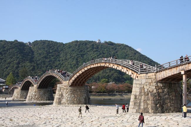 紅葉には早すぎますが、秋深まる中国地方を２泊３日で旅しました。<br />以前から行ってみたかった錦帯橋、安芸の宮島、広島市内、倉敷、岡山を訪ねました。<br /><br />初日は、岩国・錦帯橋へ行きました。<br />日本三名橋の一つと言われるアーチ橋、現代まで続く江戸時代の匠の技に感心させられました。