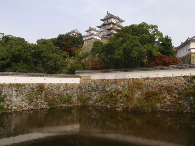 高野山に行った翌日のお話。<br /><br />ふんとは、高野山の夜は、有馬温泉に行きたかったのだが<br />時間的な問題から、大阪に戻って梅田（福島）にあるホテル阪神に宿泊。まー、ここも温泉があるから決めたわけだが・・・。<br />ちなみに、このホテル、部屋のユニットバスで温泉が楽しめるというツワモノ。しかし、ユニットバスなので普通に狭い。<br /><br />そんで、翌日。<br />朝から悩む。<br />せっかく大阪にいるのだ、このまま帰るのはもったいない。<br />琵琶湖、京都、奈良の大仏など、いろいろ考えた。<br />協議の結果、まで行ったことのない姫路城に行くことに決定。<br /><br />遠かった・・・。<br />関西方面の地理を把握していないので、ある意味、何処にでもいけるのが怖い。<br />それにしても、立派な城であった。<br />結構各地の城を観にいっているのだが、恥ずかしながら姫路城は初めて。これこそが昔建てられた本当の城である。<br />さすが世界遺産。それも、日本最初の世界遺産らしい。<br /><br />そして、疲れた・・・。<br />遍路を終えたその足で、<br />金比羅さん、<br />高野山、<br />姫路城だ。<br />その上、連休最終日の新幹線は、予想通り満員御礼。<br />乗車率１２０％ってところか。<br />もちろん指定席券が取れるはずもなく、<br />数少ない自由席で、殺気立った椅子取り合戦に参戦する羽目になるし・・・。<br /><br />貧乏性って困りもの、余裕がある旅行をしたこと無いです。<br />