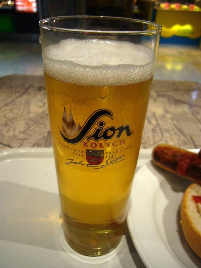 バイエルンひとりたび2008秋<br /><br />ビールと博物館目当てでドイツに行ってきました。<br />今回は航空券・ホテルともネットで個々に手配です。<br />飛行機はシンガポール航空でサーチャージ込み14万円でした。<br /><br />　（１）シンガポールからドイツへ<br />→（２）ケルン大聖堂<br />　（３）ニュルンベルグの夜<br />　（４）目標はドイツ博物館<br />　（５）ビールに飲まれ泡と消え<br />　（６）ミュンヘン・リベンジ<br />　（７）にゅるんべるぐるぐる（鉄分高め）<br />　（８）にゅるんべるぐるぐる（一般向け）<br />　（９）古城とワインでまったりと<br />　（１０）駆け足フランクフルト