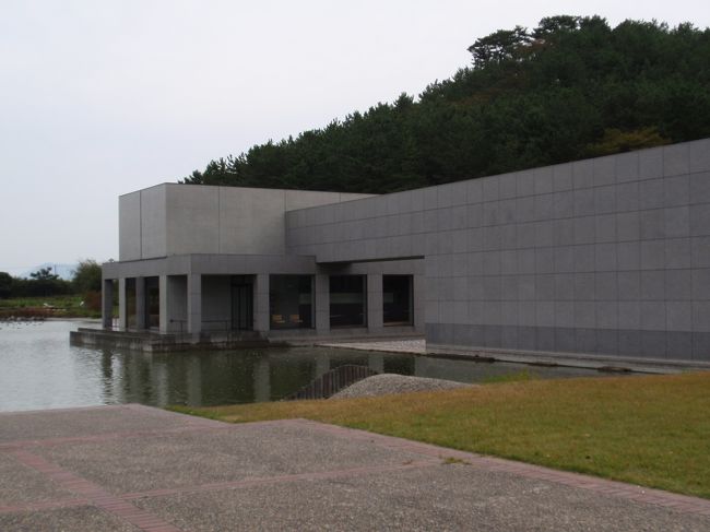 飛鳥?でのクルーズも3日目になりました。<br />今日は、2つ目の寄港地、酒田です。<br /><br />酒田市内の本間美術館や、最上川船下りの観光コースもあったのですが、<br />例によって!遅い申し込み、、、ゆえ〈湯ったり湯野浜温泉コース〉に参加です。<br /><br /> (写真は、土門拳記念館)<br /><br />
