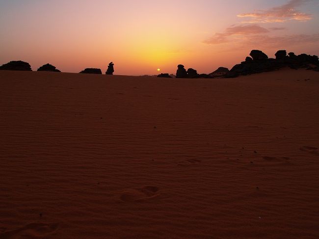 砂漠を朝陽が照らし始めた。<br />青から赤く染まり始める。<br /><br />やばすぎる・・・<br /><br />幻想的な夜が明け、また灼熱の一日が始まるのだ。<br /><br />昼も夜も朝も刺激的な砂漠での一日が終わり、また昼も夜も朝も刺激的な一日が始まるのだ♪<br /><br />リビアの旅もまだ3日目。まだ始まったばかりだ♪<br />今日は奇岩が並ぶアカクスから、巨大な砂丘列・ワンカサへ。