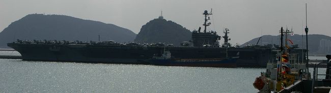 各国からの軍艦が一同に集まる、平和なんですね。<br />写真の原子力空母・ジョージワシントンは中国の軍艦の隣に停泊。