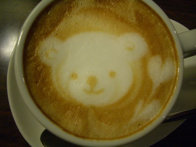 大好きなくまちゃんがカップの中に~♪<br />とってもかわいくてなかなか飲めません…(笑)<br />まぜまぜしないためにもちろんお砂糖入れません…くまちゃんが消えないようにちよっとちよっと味わいました…(笑)<br /><br />カフェで、雑誌を読んでまったりするのも大好き、友達とおしゃべりを楽しむのも大好き、美味しいものも大好きな私が、足を運んだ高槻・茨木辺りのご近所カフェ&ランチのお店を集めてみましたぁ。もし、お気に入りがあれば是非足を運んでみて下さいね~♪<br /><br />♪おじゃましたお店♪<br />・カフェ・百花さん(茨木)<br />・HANAS CAFEさん(富田)<br />・まだま村さん(茨木)<br />・de bon coerさん(高槻)<br />・room roomさん(高槻)<br />・一心さん(高槻)<br />・Love storyさん(高槻)<br />・ジャマンさん(茨木)<br />・R cafeさん(茨木)<br />・しんどにふさん(高槻)<br />・食堂 みかつきさん(高槻)<br />・美楼膳さん(高槻)<br />・pikeさん(高槻)