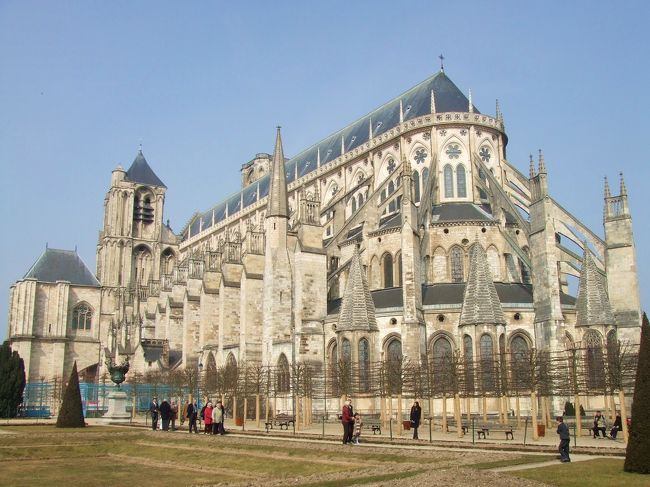 パリ滞在5日目。<br /><br />ガイドブックに載っていた大聖堂の写真が目に留まり、<br />ブールジュを訪れてみました。<br /><br />ブールジュは落ち着いた素朴な町でした。