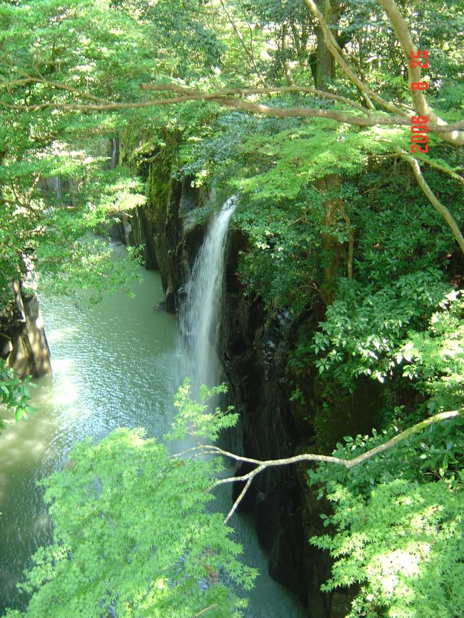 東京から高千穂峡へ行くのに一番早いのは、意外なことに熊本空港からです。<br />この時の旅はＡＮＡのスカイホリディー利用。行きたい観光地は阿蘇と高千穂峡。どこの空港から入って、どこに宿泊して、どの空港から帰ろうかと悩みました。<br />宮崎空港からだと、日南海岸沿いを2時間もかけて北上して、さらに高千穂線に近い道で内陸に入っていく長いドライブになります。<br />熊本空港に入って阿蘇から往復したほうがずっと楽だということがわかりました。<br />そのためもあって、阿蘇、黒川、湯布院1泊ずつという、温泉三昧の旅と変化して行きました。<br />