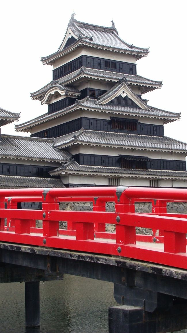 丁度、もみじの紅葉の時期と思って行ったのですが、少しだけ早すぎた感じがしました。<br />大阪からの帰り道でなければ、4〜5日遅らせた方が良かったかも知れません。<br />松本城に上がったのは、何年振りか・・・階段の厳しさが辛い歳になりました。