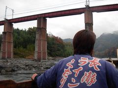 紅葉の　長瀞　川下り！は　残念！ながら　曇り空。