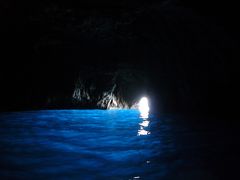 神秘的な深い青！　カプリの青の洞窟