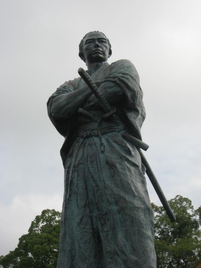 今年で4年目となった先祖のお墓参りで、やってきました長崎。<br />お墓は福済寺なので、駅前のホテルが便利。<br />飛行場からバスで長崎駅まで40分。ホテルからお寺まで、歩いて5分なのですが、そこから急な階段を10分ほど上ります。途中に井戸があり、バケツ1杯の水とお花を持って上るのは、結構疲れます。水は重いですね。<br />でも、そこからの眺めは、最高です。<br />その後、風頭公園にある坂本龍馬の像を見に行くことにしました。駅前から蛍茶屋行きの市電に乗り、諏訪神社か、新大工町で降りてから、20分程龍馬通りを上って行きます。途中から階段がずうっと続いて、坂の多い長崎ですが、ここは本当に大変です。<br />風頭公園は昔亀山城があった所ですが、今は城跡の城壁に基礎部分の巨石しか残っていません。<br />さらに小高いところに、かなり大きな坂本龍馬が腕組みをしています。