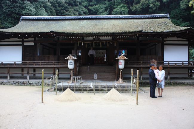 京都世界遺産めぐり?「宇治上神社」<br />１９９４年に古都京都の文化財として世界遺産に登録された。<br /><br /><br />平安時代に造営された本殿は、神社建築としては最古のもので、鎌倉時代に造られた拝殿とともに、国宝に指定されています。<br />境内にはこの２つの建造物以外にはこれといったものが無く、また建物自体も神社としては地味な印象を受けました。<br /><br /><br />国宝：本殿・拝殿<br />重要文化財：摂社春日神社本殿<br /><br />拝観料：無料<br />
