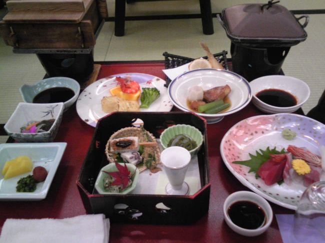 西浦温泉で忘年会してきました。<br />宿はホテルたつき。<br />HPで調べようとしたら、リニューアル中だって。<br /><br />で、別のサイトで調べたら・・・<br />なんと民事再生法申請中だって。<br /><br />イヤ〜な予感が的中。<br />残念な状態でした。<br /><br />今回の利用は3回目でしたが、過去最悪。<br />ご飯のおかわりが盛り置きしてあるって<br />どうゆうこと???<br /><br />本当に残念な状態でした。<br /><br />温泉も狭くなってたし・・・。