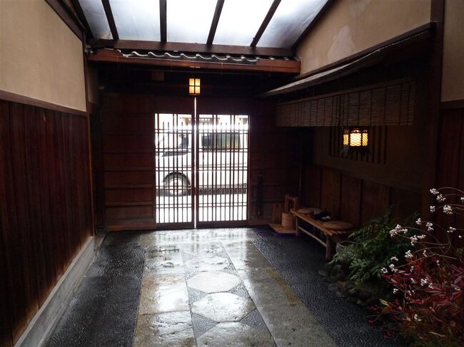 創業文政元年(1818年)の京都老舗旅館の一つで「川端康成、三島由紀夫、チャールズ・チャプリン」が愛した宿らしい。<br /><br />「へぇ?あのチャップリンも来たのかぁ?」とこの宿の歴史に驚く。<br /><br />その中でも今回滞在した準特別室は作家・三島由紀夫がよく好んで利用していたらしい。<br /><br />三島由紀夫というと「暁の寺」という大変有名なタイを舞台とした著書があり、なにげに「ちんちくりん」の活動範囲と重なる。<br /><br />丁度、2012年の今「サド侯爵夫人」のお芝居で脚光を浴びている作家さん。<br /><br />そんな由緒ある凄い宿とは知らずにおバカな「ちんちくりん」は前日に「部屋空いてますかぁ??」と気軽に電話で尋ねるもとてもマイルドな対応。<br /><br />このお部屋だけが空室だとのこと。<br /><br />その後、この部屋こそ三島由紀夫お気に入りの一室だったと知る。<br /><br />宿泊前に知っていたらまた違った視線で滞在時間を楽しんだことだと思う。<br /><br />京都駅からタクシーで向かうと入口ですぐさま受付の人間が対応。<br /><br />うーん。<br /><br />とてもスマート。<br /><br />入口はすこし薄暗く香が焚かれている。<br /><br />ホスピタリティーは非常に高く完璧に近い。<br /><br />格式が非常に高いのにもかかわらず暖かさがあり。。。ちょうどお祖母ちゃんの家に帰ってきた・・・そんな感じ?<br /><br />非常に奥行きの狭い急な階段を登って部屋に案内された。<br /><br />今回、宿泊の準特別室は2間続きの間。<br /><br />部屋の真ん中にある洗面台だけが中途半端な昭和時代のもの。<br /><br />さすがに部屋はかなりの年季が入っており主観では「メンテナンスは十分とはいえないのじゃないのかなぁ」と思う。<br /><br />というのかメンテナンスが出来ているからこそ、この程度で落ち着いているのか?<br /><br />うーん、、、おバカな「ちんちくりん」には良くわかりません??(´д`)??<br /><br />雰囲気を保つためか?。。。そんなことを気にしてはいけない宿なのか?。。。<br /><br />快適かといわれると本当に「うーん」となる、、、、歴史あるこの宿に対してなんとも身の程知らずで失礼な「ちんちくりん」(笑)<br /><br />襖の高さは170センチ程度。<br /><br />「ちんちくりん」は身長180センチあるのでとにかくガンガン頭を打つ。・゚゚・(>_<)・゚゚・。<br /><br />お風呂やトイレもびっくりするぐらいに小さくアメニティー類も最小限。<br /><br />設備が古くてもアメニティーなんかは経営努力で幾らでも力をいれることが出来るわけで、、、やはりそこまで考える必要のない程の売り手市場の宿なのか。<br /><br />こういった処は有名宿ゆえのおごりなのか熱海の高級旅館の強羅花壇等に良く似ている。<br /><br />特にトイレは本当に本当に小さく体の大きな「ちんちくりん」には苦痛。<br /><br />また、なぜか洋式のすぐ横に和式タイプもある。<br /><br />リフォーム代金をケチったとしか思えない。。。<br /><br />あと、やっぱり冬は寒い。<br /><br />正直快適さを求めるのであれば最近できた新館の方が良いかも。<br /><br />只、200年といった建築物の雰囲気や趣はなかなか他では体験できるものではないので興味のある方にはそれなりに楽しめると思う。<br /><br />お食事は京料理で少し近代風にアレンジされたもの。<br /><br />全体的な味もバランスも旅館としてはトップクラス(゚д゚)ウマー<br /><br />正直このレベルの料理をだせる旅館はなかなかない。<br /><br />料理に関してはとても楽しませて頂いた。<br /><br />また、この宿は京都の町中にあるが意外に夜はひっそりとして静か。<br /><br />この旅館のレストラン「ミシュラン1星」を獲ったようです。<br /><br />納得。<br /><br />次の日、女将さんに教えて頂いたすぐ近くのお薦めレストラン「室町和久傳(京料理)」、「木屋町櫻川」も良い。<br /><br />また次、機会があれば立ち寄ってみたい旅館の一つ。<br /><br />間違いなく新館を選ぶとは思いますが。。。<br /><br /><br />京都 室町和久傳 夜に行ってきました。ミシュラン☆<br /><br />夜編<br />http://4travel.jp/traveler/chinchikurin/album/10310589/<br /><br />昼編<br />http://4travel.jp/traveler/chinchikurin/album/10310586/
