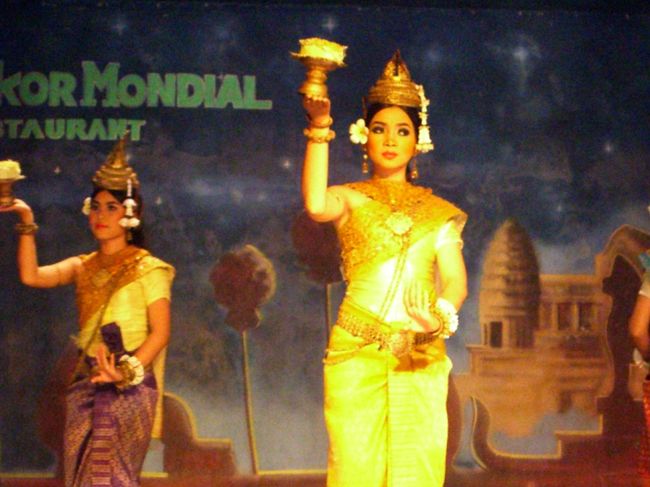 アンコールワットのサンライズ鑑賞が曇り空で終わり<br />もう今夜の便で帰国…。<br />あっという間の駆け足の旅でした。<br /><br />お気に入りの女神様はなかなか見つからず、でも<br />アプサラダンスを踊る美しいカンボジアの女性は<br />とっても綺麗で、生きた女神様の様でした。<br /><br />昨日に続いて午前中も遺跡観光を続け、今日はやっと東洋のモナリザと呼ばれる<br />テーヴァーダー(女神）に出会うことができました。　