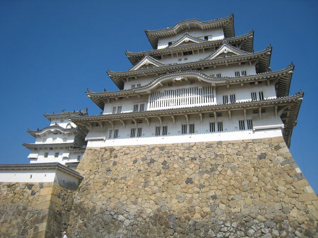 烏城と呼ばれる岡山城・<br />白鷺城と呼ばれる姫路城、<br />黒と白の2城を巡ってきました。<br /><br />いやー、城やばい！！！<br />萌え〜〜