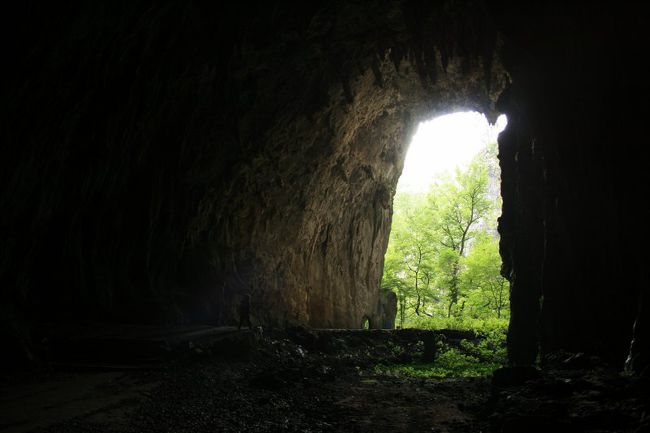 イタリアを中心に、車で欧州７カ国１７世界遺産を巡る旅、<br /><br />６日目、ボローニャからフェッラーラやパードヴァなどの幾つかの世界遺産を巡った後、続いて向かった先はスロベニア共和国。<br /><br />スロベニアでは「シュコツィアン洞窟」が自然遺産として登録されており、同国唯一の世界遺産ともなっています。余力があればその先のクロアチアまでと考えていましたが、基本的にはここが本日の最終目的地。そして宿泊先は同国最大の商業港コペール。<br /><br />パードヴァからシュコツィアン洞窟まではアウトストラーダでおおよそ３時間半。スロベニアは今年７月からヴィニエット制度（高速道路の通行許可証みたいなもの）が始まったので、途中、スロベニアに入る手前、と言ってもまだまだスロベニアまでは１００ｋｍぐらいあるところのＳＡで購入。ヴィニエットは１年分（８月からだと半年分）３５ユーロと、近隣諸国の中では高めの設定に不満はありましたが、記念と思って購入。<br /><br />ちなみに、スロベニアへのヴィニエットを購入したＳＡで、翌日向かう予定のオーストリアのヴィニエットも入手しておこうと思ったところ、そのＳＡでは売っていませんでした。直接その国へ向かう路線のＳＡでないとダメってことかと思います。（それか、そこがオーストリアまで離れすぎていたか。）