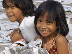 インドネシア１７　　　ジョグジャ朝の街歩き：モスク、イベント、新聞紙の海、そして静かなジョグジャへ