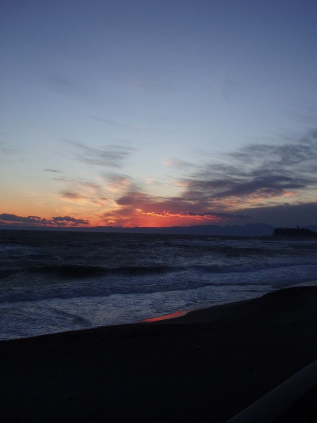 久しぶりにいい天気になったので、<br />午後から江ノ電に乗って稲村ヶ崎から夕陽を撮ってきました。<br />あまりにも、風が強いので帰るために江ノ電に乗っていると<br />で真っ赤に燃える空が見えたので、慌てて七里が浜駅で降りて<br />しまいました。