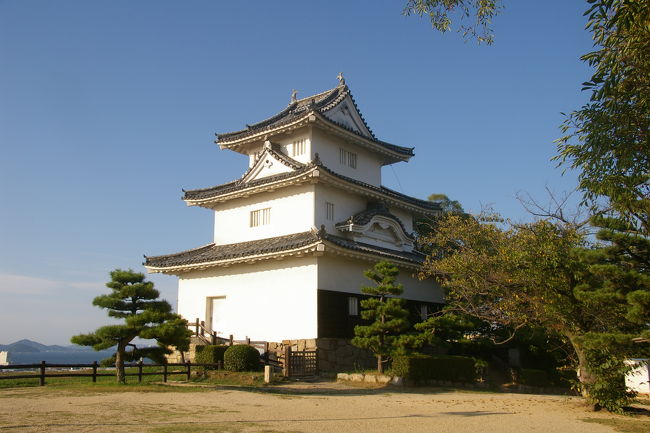 高松城を訪ねた後は丸亀城を訪ねました。<br />丸亀には仕事でよく行ったのですが丸亀城には一度も訪ねた事がありませんでした<br />城は電車の車窓からもよく見えていたので何時かは訪ねようと思っていたましたが実現しました。しかし、丸亀城へ行くまでの丸亀駅前の商店街の商店がシャッターを降ろしていたのには愕然としました。<br />シャッターを降ろした商店の写真も何枚か撮ったのですが気の毒で貼り付ける事はできません。<br />