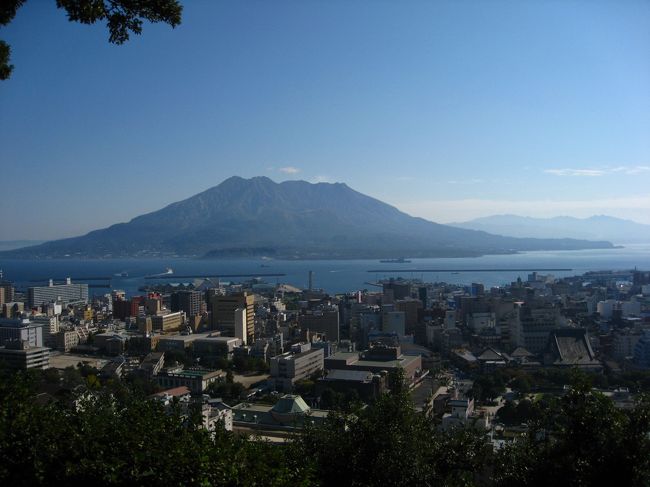 鹿児島に行ってきました。画像は鹿児島市内にある城山から桜島を眺めたものです。ここ数日は１１月とは思えないような天候で少し歩くと、汗がでてくるような日でした。