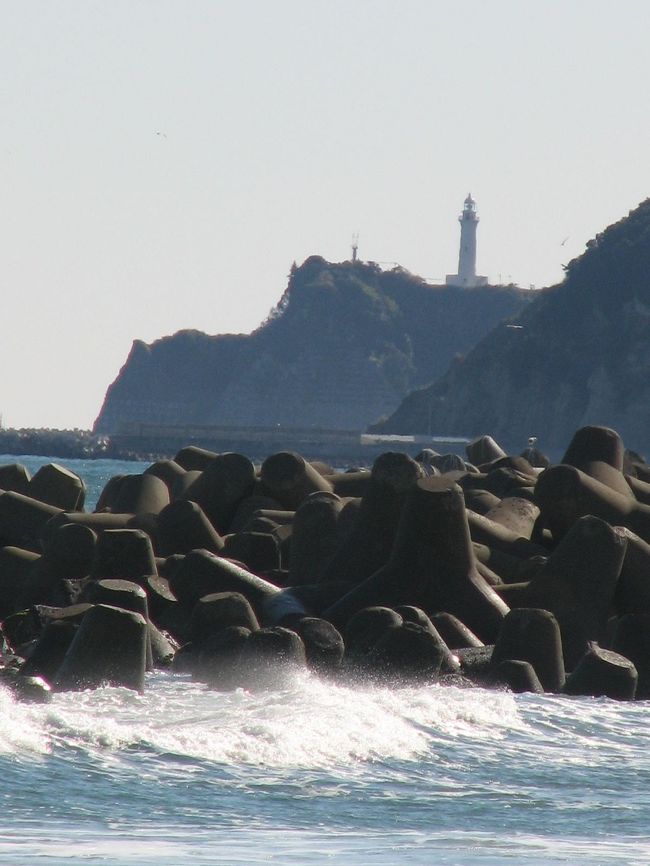 １１月１９日、午後１２時半頃、需要家訪問前に近くの新舞子ビーチに行った。　天気が非常に良かったので久しぶりに見る海が青々としていて気持ちがよかった。<br />此処からは北の方は四倉海岸、南の方は塩屋崎と灯台が見られ中々雄大な景色であった。<br />このビーチは夏場は海水浴客で賑わうとのことである。<br /><br /><br /><br /><br />＊写真は新舞子ビーチから見られる塩屋崎と灯台