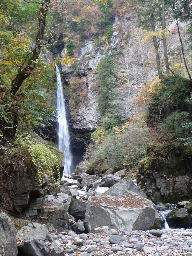 第二回滝コミュオフ会の場所は、日本の滝百選『根尾の滝』です。<br />参加者はGOTOCHANさんご夫妻とJOECOOL夫婦。<br />私たちは前日に下呂温泉に宿泊し、道の駅はなもも小坂で待ち合わせ、根尾の滝に向かいます。<br /><br />日本の滝百選は、これで43ヶ所めとなりました。