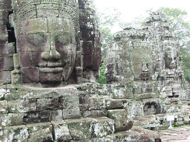 　お小遣いに余裕がなく今年の海外旅行はあきらめていたけれど、同行者Ｒちゃんの強い要望で旅に出ることに。あまり費用がかかると大変なので、旅費の安いアジアに決定。色々考えた結果『世界遺産のアンコール・ワットを見に行こう！』ということになりました。<br />　早速、旅行会社に問い合わせをしましたが、夏休みで飛行機代やホテル代が予想以上に高い。旅行会社勤務の友人のアドバイスによりホテルと現地の観光は個人で手配する事に。<br />　カンボジアはビザが必要。ネット検索すると簡単に取れそうでしたので、写真と申請用紙は日本で準備。<br />　また初めてネットでホテルを予約。大丈夫かな？と心配していましたが、スムーズに予約でき５泊６日（機中１泊）充実した旅をする事が出来ました。<br />　いつも一緒に行くＲちゃんには私の独断で計画を立ててしまいましたが、文句を言わずに参加してくれたことに感謝しています。