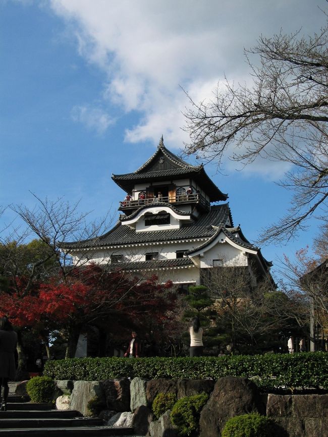 ■尾張のもみじ寺・寂光院と国宝犬山城を見学しました。天守閣から望む360°のパノラマ、眼下には悠々と流れる木曽川や城下町。犬山の素晴らしい風景を堪能することができました。