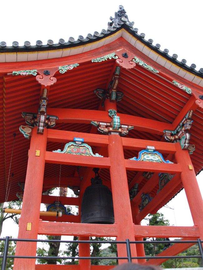 どうせ京都まで来たのだから帰りに伊勢志摩に寄って帰ろうということになり、以前からﾀﾗｿﾃﾗﾋﾟｰの施術を受けられると言う事で非常に気になっていた「タラサ志摩ホテル＆リゾート」へ宿泊してきました。<br /><br />で、ついで？！に伊勢神宮も参拝してきました。<br /><br />走行距離約１０００ｋｍの旅となりましたが知らない土地を訪れるのはわくわくして楽しいなぁ。