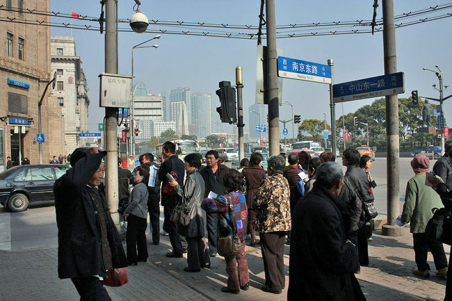 市内観光ルートの最後は南京東路を外灘から人民広場まで約1.6kmを歩きます。<br />観光の方は人民広場から外灘(東)へ歩かれるケースが多いでしょうが、本来南京路は外灘から西に向かってだんだんと延長された道路です。番地も上海市のルールに従い外灘からだんだん大きくなった行きます。<br />1908年には上海ではじめての市街電車が走った繁華街で、今でも1日に100万人の人が訪れると言われており、上海観光では切り離せない場所の一つです。<br /><br />徒歩の目安に写真の撮影時刻を記載します。<br />11:22にスタート。<br /><br />初めての方は「秋色上海−haichaoluの上海市内観光ルート(1)」よりご覧下さい。<br />大きな写真はhaichaoluのメインブログでもご覧頂けます。<br />→http://haichaolu2008.blog71.fc2.com/<br /><br />また、ご質問やご要望があれば「メールボックス」までご遠慮なくコメントをお寄せください。