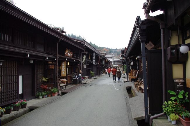 旅行の二日目、高山と馬籠宿を散策しました。<br />写真は高山の古い街並み、上三之町です。