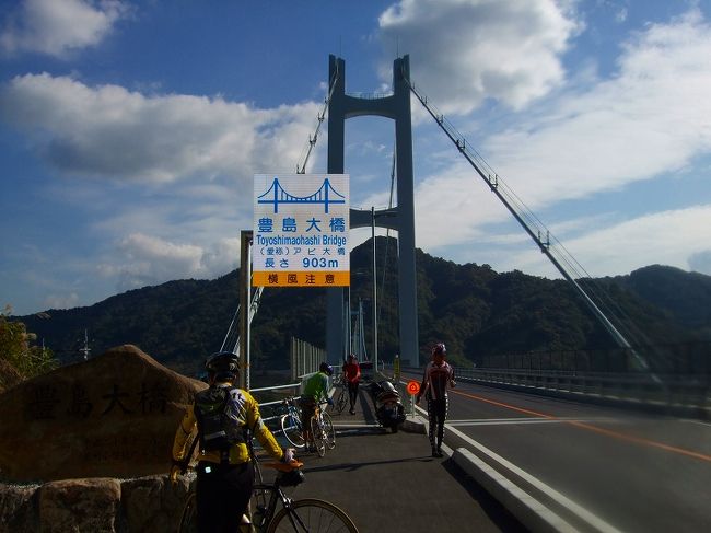 初冬の天気のいいツーリング日和！<br />11・18日開通の豊島大橋（愛称・あび大橋）にツーリングに出かけました。<br />この橋の開通により、芸予７諸島が陸路で繋がり愛媛県の岡村島まで行くことができます。<br /><br />とびしま海道ＨＰ（地図が出ますのでよくわかります）<br />http://www.hotel-seifukan.co.jp/gaidemap.pdf#search=&#39;とびしま海道&#39;<br />