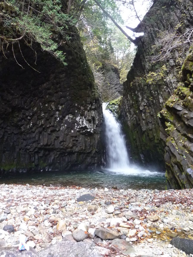 日本の滝百選「根尾の滝」を後にして、付近の滝めぐりをします。<br />この旅行記では、『あかがねとよ』と『からたに滝（唐谷滝）』をご紹介します。<br /><br />下呂市小坂町は、落差5m以上の滝が210ヶ所以上も確認されており、「小坂の滝めぐり」が「岐阜の宝もの」として認定されているそうです。<br />