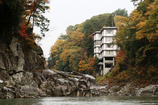 2008秋、紅葉の飯田と天竜峡下り(3/6)：11月8日(1)：天竜峡下り(1)、龍峡温泉港、天竜峡十景、烱烱潭、仙状磐、龍角峯